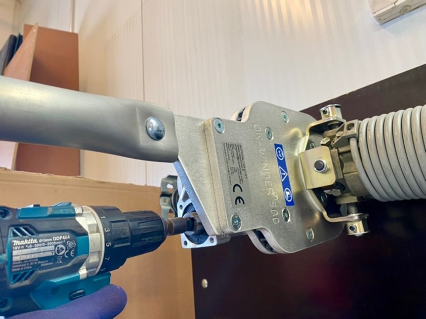 A non-impact cordless drill is used for tightening